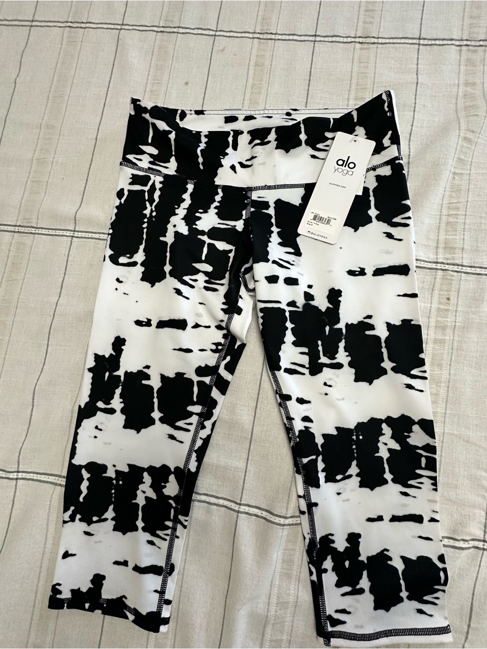 ALO Yoga Black & White Tie-Dye Airbrush Capri Leggings